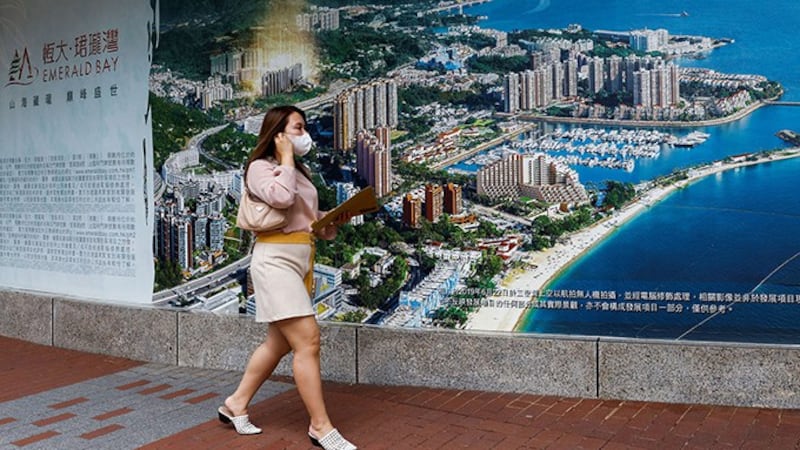 据《经济学人》报道,最新财报显示,截至今年上半年,在280多个城市拥有房地产项目的恒大负债高达3040亿美元(约人民币2万亿元)。(路透社图片)