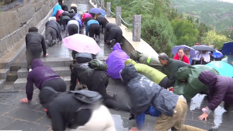 中国山西当局要求太原教区拆除洞儿沟七苦山圣母朝圣地部分建筑。在2019年9月15日,朝圣地主保瞻礼当天更封路,试图妨碍教友前往参与礼仪,但仍无阻过万教友出席。(图源:盐与光网页)